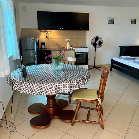 Apartment Studio Apartman Nadica *